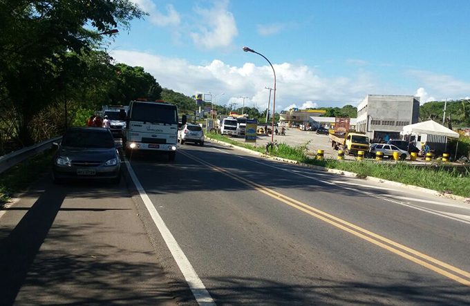 Quatro carros engavetam na BA-093 após cachorro atravessar via 