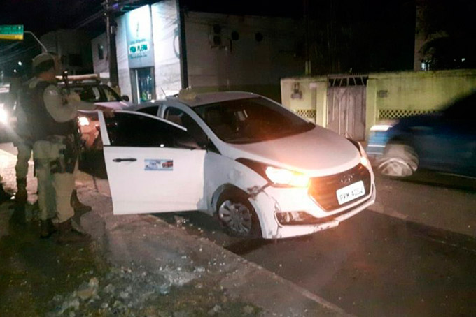  Bandidos armados roubam carro com crianças a bordo 