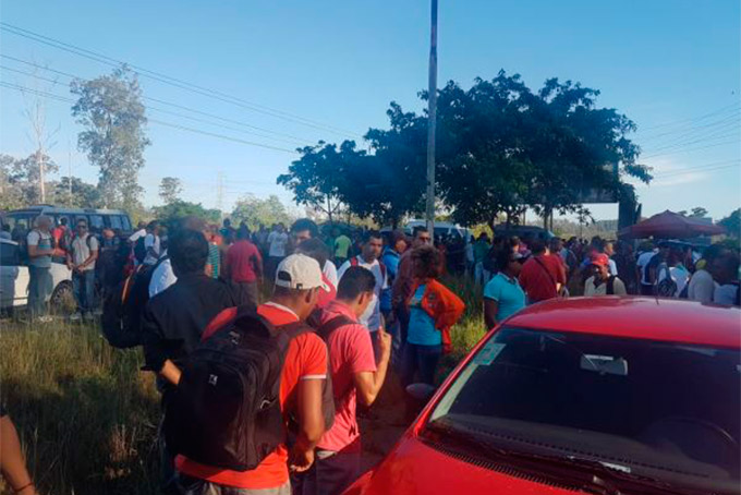 Manifestantes pró-Lula se reúnem em acesso à refinaria