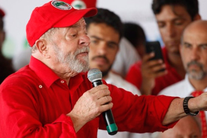 Militantes realizam protesto em defesa de Lula nesta sexta (6) 