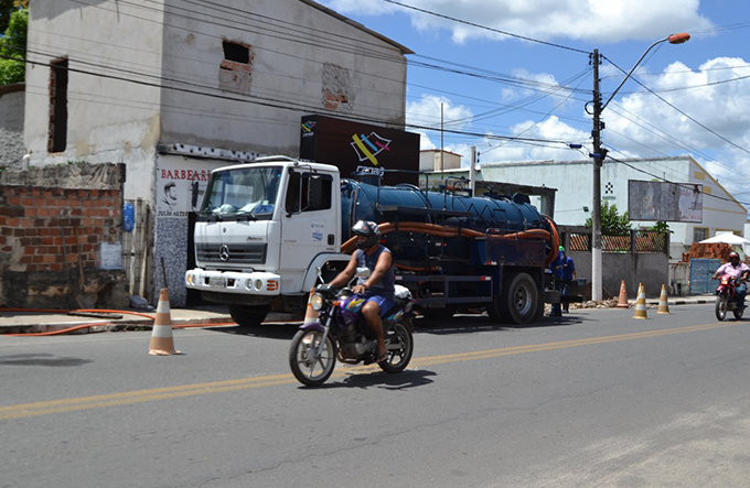 Após denúncia, Embasa realiza serviço de desobstrução de bueiro