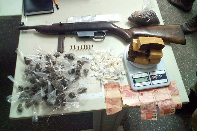 Após denúncia, menor é apreendido com arma e drogas 