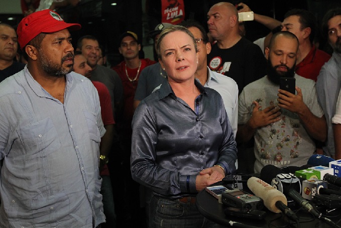 Gleisi afirma que apoiadores farão vigília para soltura de Lula