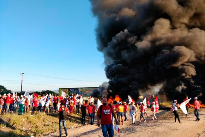 Protesto contra prisão de Lula fecha a BR-116 nesta terça