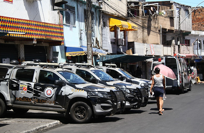 Traficantes cobram até R$ 1 mil por 'segurança' no Complexo do Nordeste