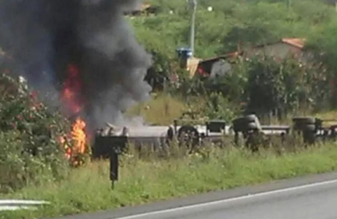 Motorista morre após colisão com carreta que transportava combustível