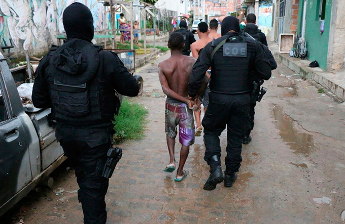 Suspeitos são presos em flagrante com drogas e simulacros de armas