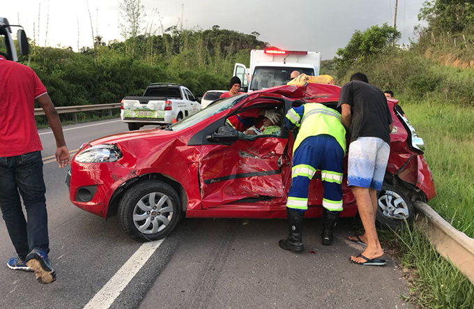 Idoso fica ferido após colisão entre carro e caminhão na BA-093