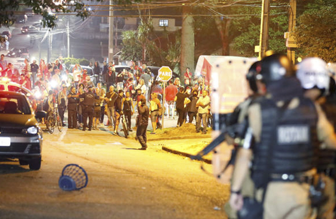 Justiça do Paraná fixa multa diária para manifestantes pró e contra Lula