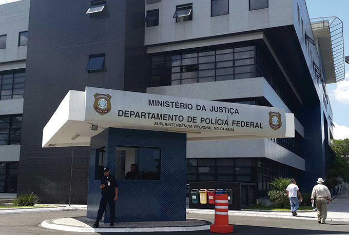 Justiça do Paraná fixa multa de 500 mil para manifestantes pró e contra Lula