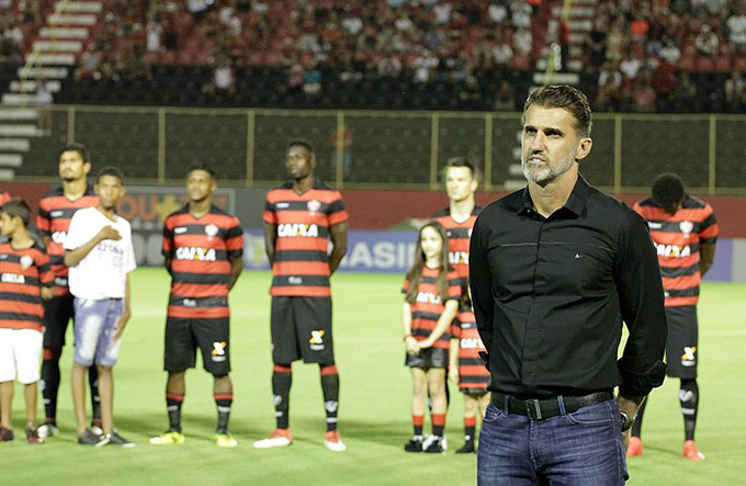 Mancini admite que Vitória precisa contratar, mas sem desespero