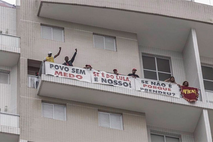 Sem-teto invadem tríplex atribuído a Lula no Guarujá
