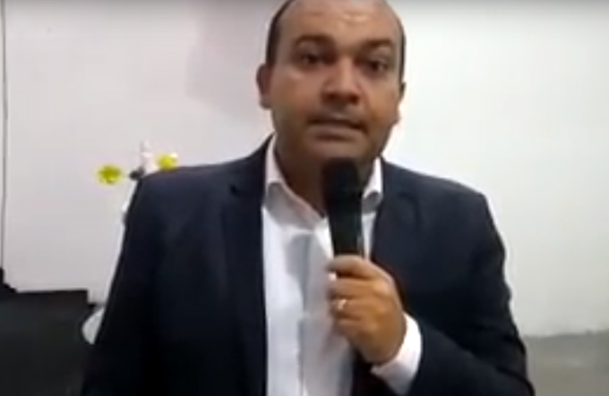 Pastor pede providência sobre mau cheiro em empresa de coleta de lixo