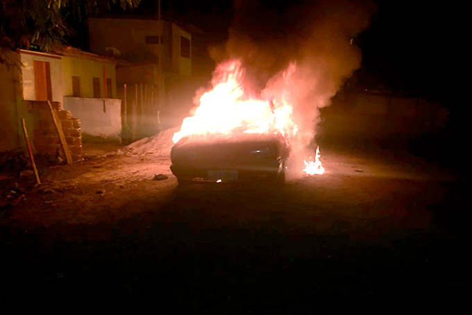 Carro é incendiado no litoral de Mata de São João