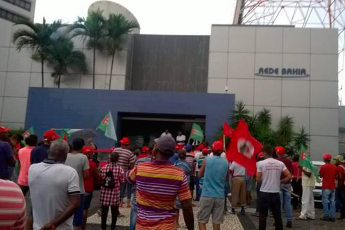 Manifestantes deixam sede da Rede Bahia