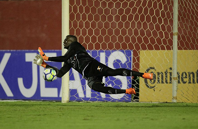 Caíque brilha, Vitória elimina Inter e vai às oitavas de final