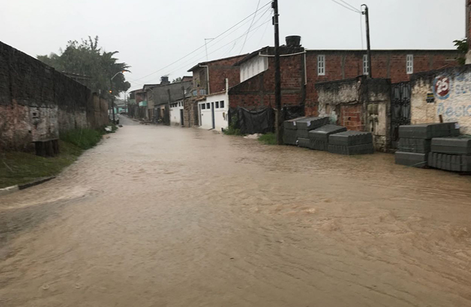 Chuva forte provoca alagamentos em ruas de Mata de São João