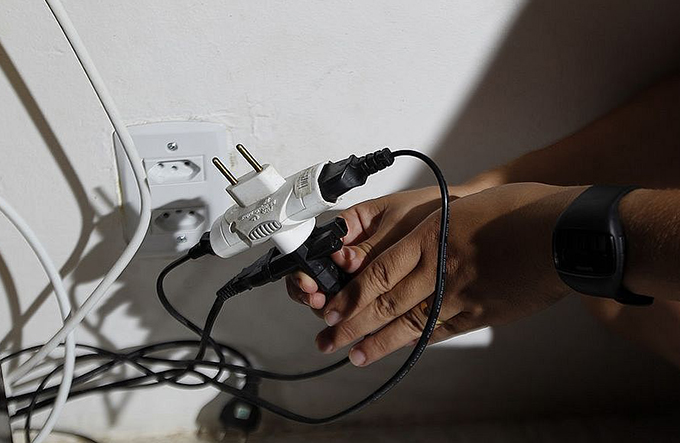 Conta de energia fica mais cara; veja como economizar