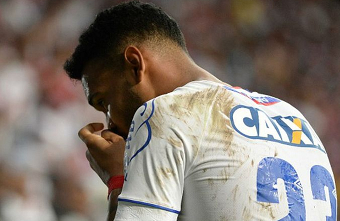 Emocionado, Brumado se declara para a torcida: 'que coisa linda'