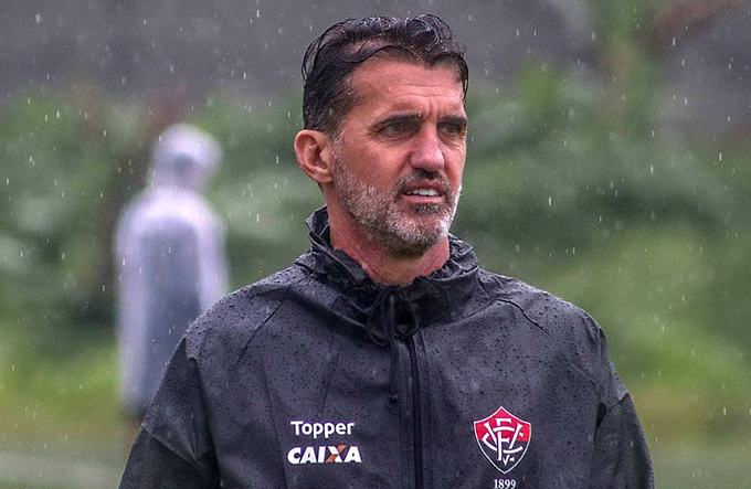 Mancini lamenta baixa pontuação e explica improviso na lateral