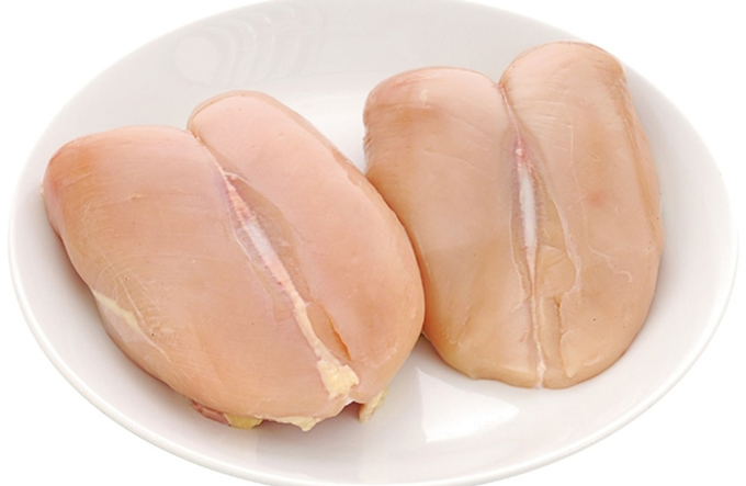 Anvisa proíbe lote de peito de frango por risco de meningite