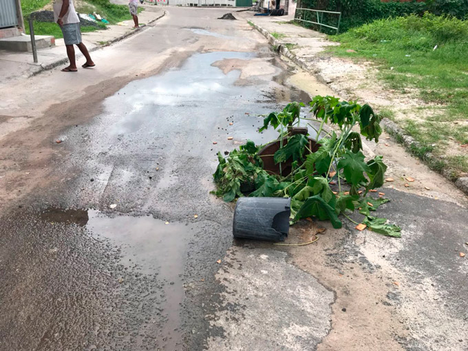 Rede da Embasa entope e esgoto invade casa de moradora 