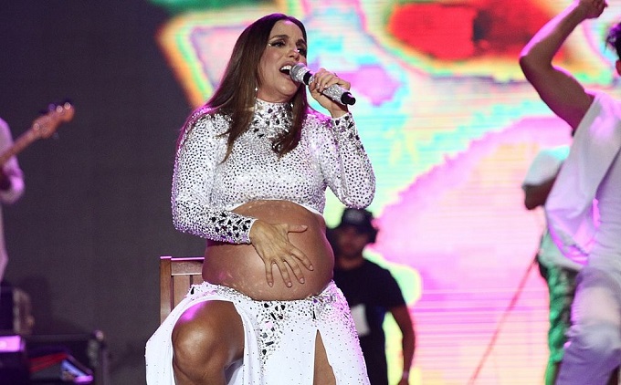 Ivete Sangalo faz primeiro show após nascimento das gêmeas