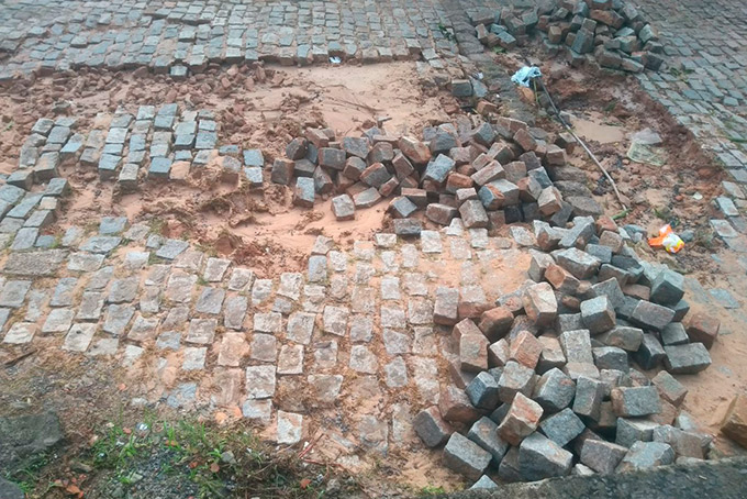Calçamento cede na Rua do Cruzeiro e prejudica moradores 