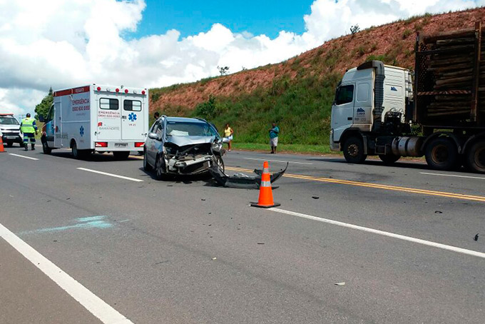 Colisão entre carro e carreta deixa um ferido na BA-093