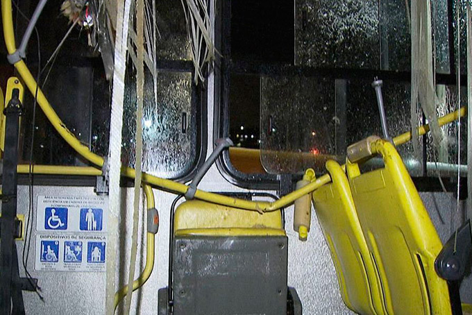 Sete ficam feridos após ônibus bater em poste na Calçada