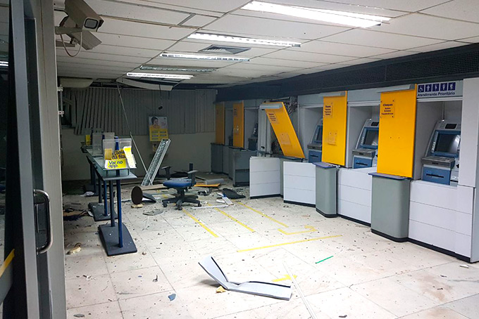 Bandidos explodem Banco do Brasil em Simões Filho; veja fotos