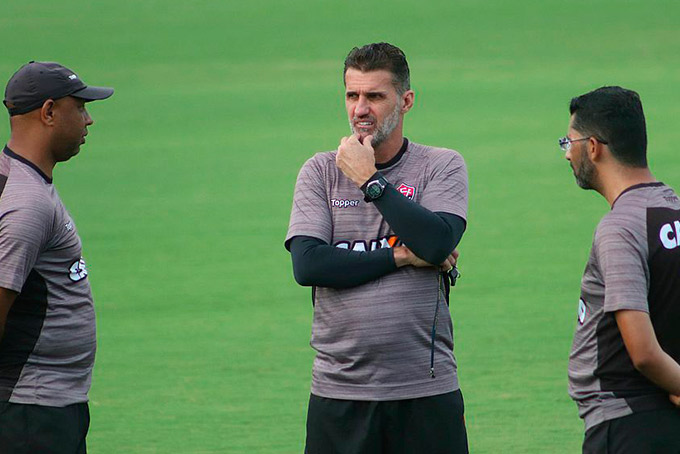 Vagner Mancini volta a cobrar reforços para o Brasileirão