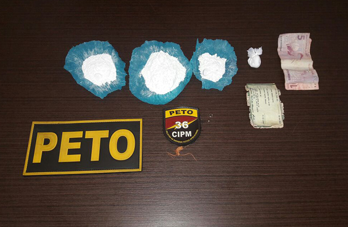Jovem é presa com droga em Dias d'Ávila