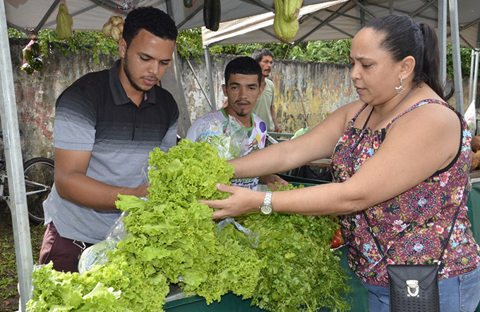 Comercialização de diversos produtos marca a inauguração de Feira
