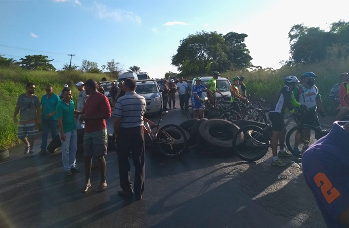 Protesto contra buracos na pista interrompe trânsito na BA-523