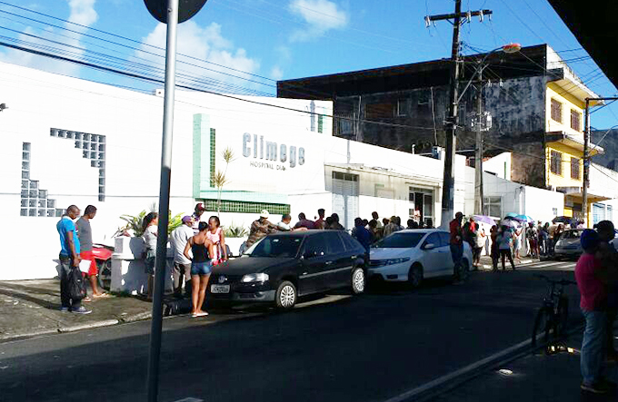 Mesmo sem obrigatoriedade, população faz fila para cadastramento 