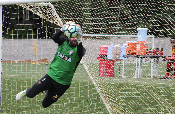 Fernando Miguel nega atrito com Mancini e se despede do Vitória