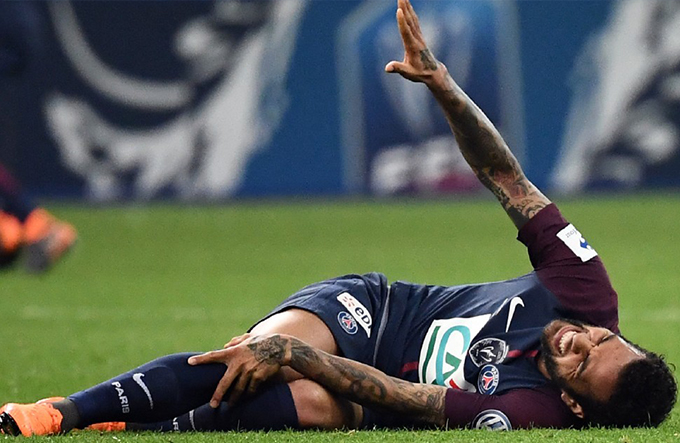 Daniel Alves lesiona joelho e corre risco de ficar fora da Copa