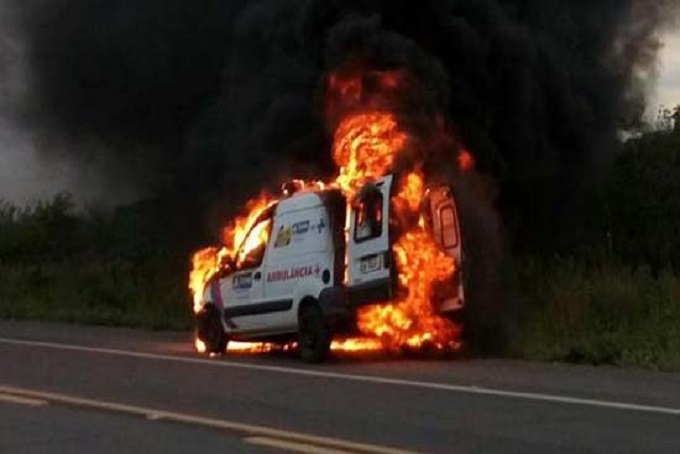 Ambulância pega fogo com paciente a caminho do hospital