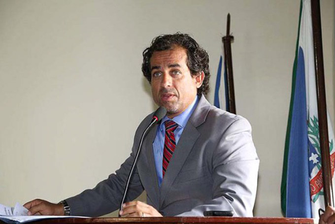  Ex-prefeito de Santo Amaro se entrega à Justiça