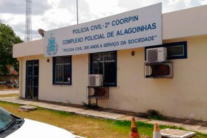 Presos fogem de carceragem após quebrar viga e furar parede
