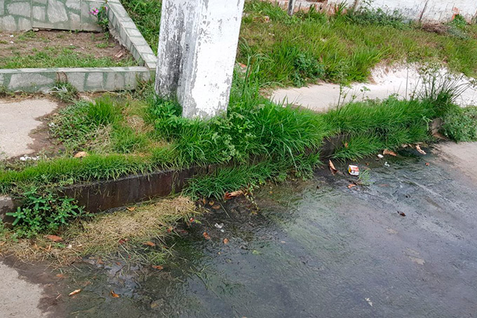 Após reparo, esgoto volta a transbordar em rua do Amado Bahia
