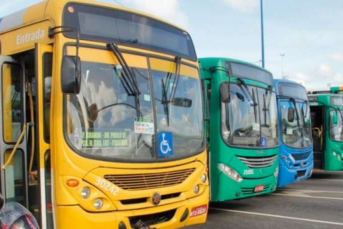 Ônibus voltam a circular após protesto na saída das garagens