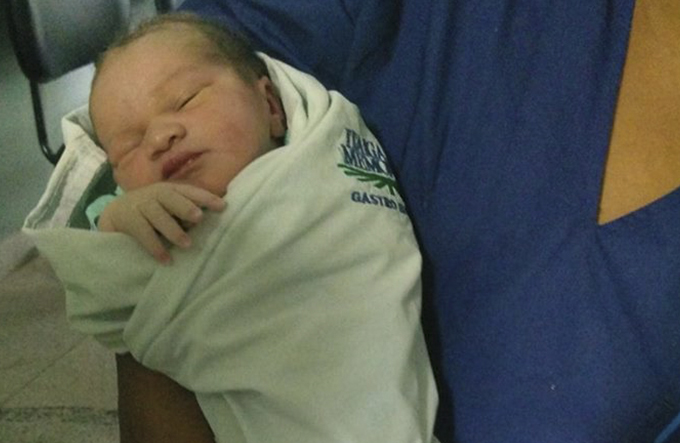 Família de recém-nascido com suspeita de H1N1 luta por vaga em UTI