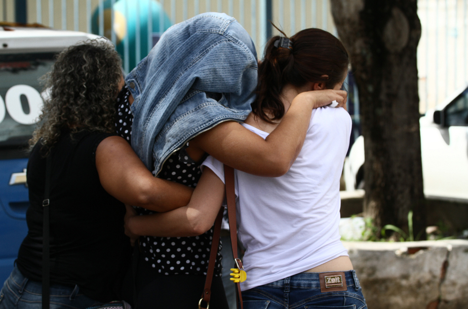 Menina de 10 anos estuprada e morta é enterrada em Camaçari