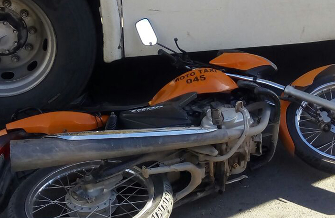 Mototaxista morre após colidir com ônibus em Dias d’Ávila