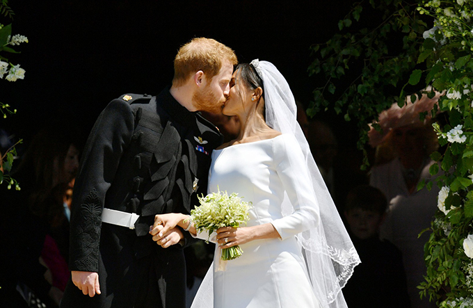 Oficialmente casada, vestido de Meghan surpreende
