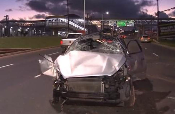 Um morre e quatro ficam feridos após carro capotar na Avenida Paralela