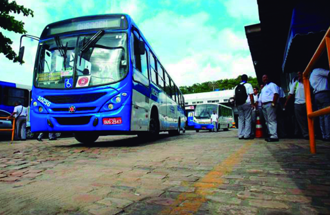 Após reunião, rodoviários dizem que greve de ônibus está mantida para quarta 