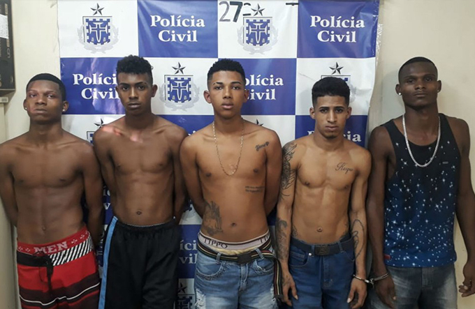 Quadrilha suspeita de tráfico de drogas é presa com farda da PM, pistola, drogas 
